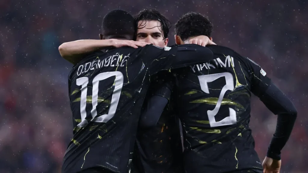 Jogadores do PSG comemoram um dos dois gols de Dembélé, na vitória por 2 a 0 sobre o Liverpool, pela Champions League