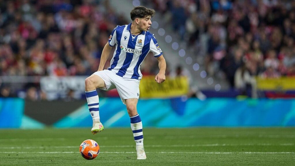 Depois de Robin Le Normand, a nova sensação da zaga da Real Sociedad é Jon Martín. Foto: Reprodução/El Gol Digital.