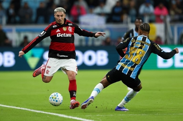 Lateral do Flamengo, Varela é marcado por Caio Paulista. Foto: Pedro H. Tesch/Getty Images via AFP.