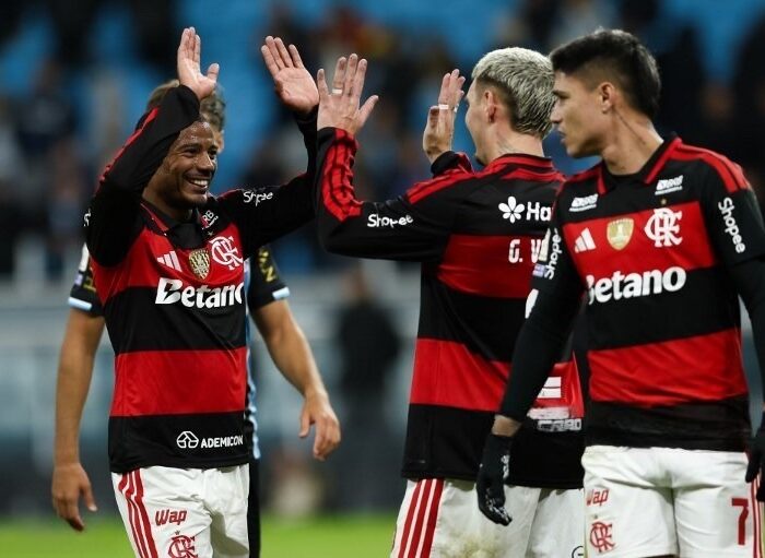 Varela, Nico de la Cruz e Luiz Araújo comemoram o gol do Flamengo. Foto: Pedro H. Tesch/Getty Images via AFP.