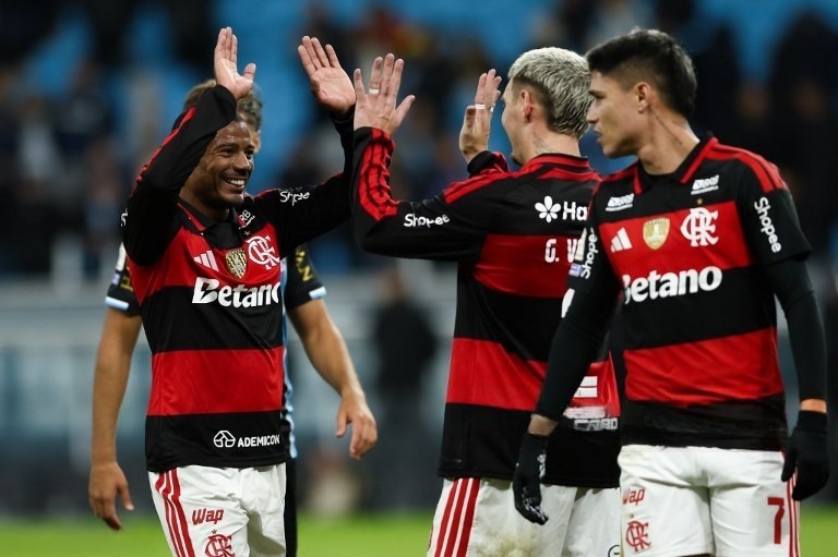 Varela, Nico de la Cruz e Luiz Araújo comemoram o gol do Flamengo. Foto: Pedro H. Tesch/Getty Images via AFP.