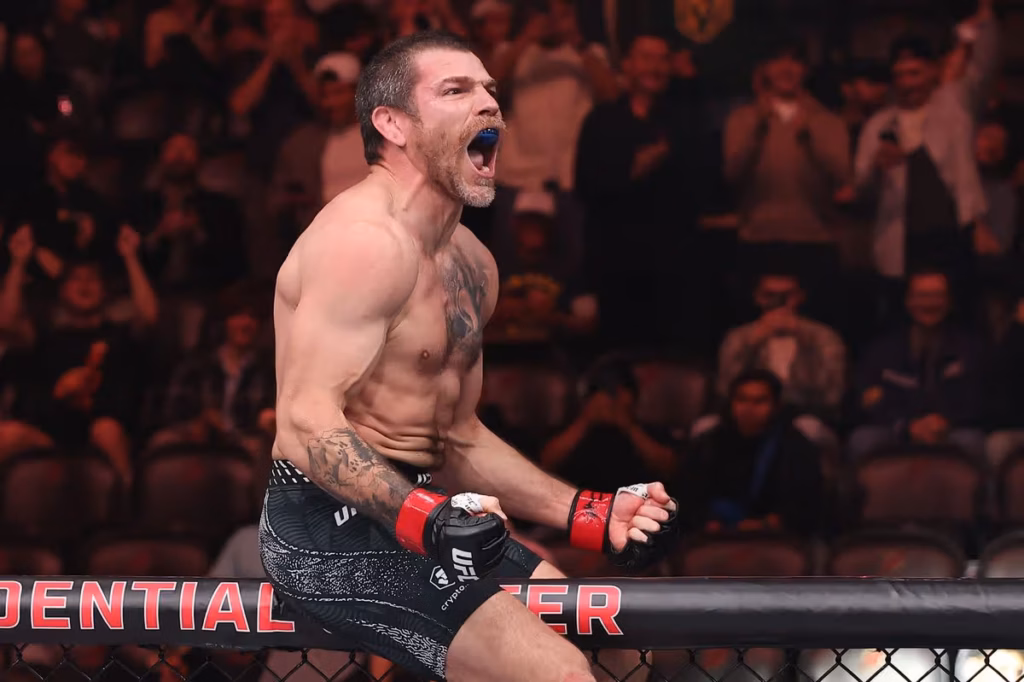 Jim Miller comemora vitória por finalização no primeiro round no UFC 328