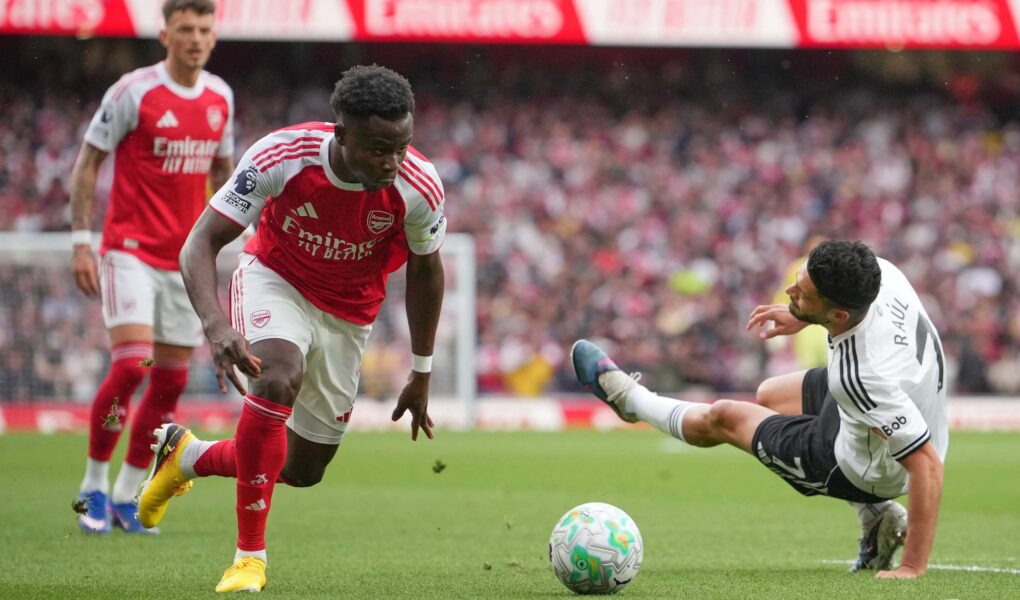 Saka e Ben White reunidos: Arsenal pode fazer história pela direita