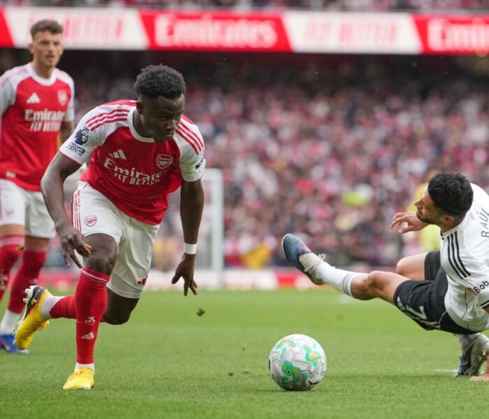 Saka e Ben White reunidos: Arsenal pode fazer história pela direita