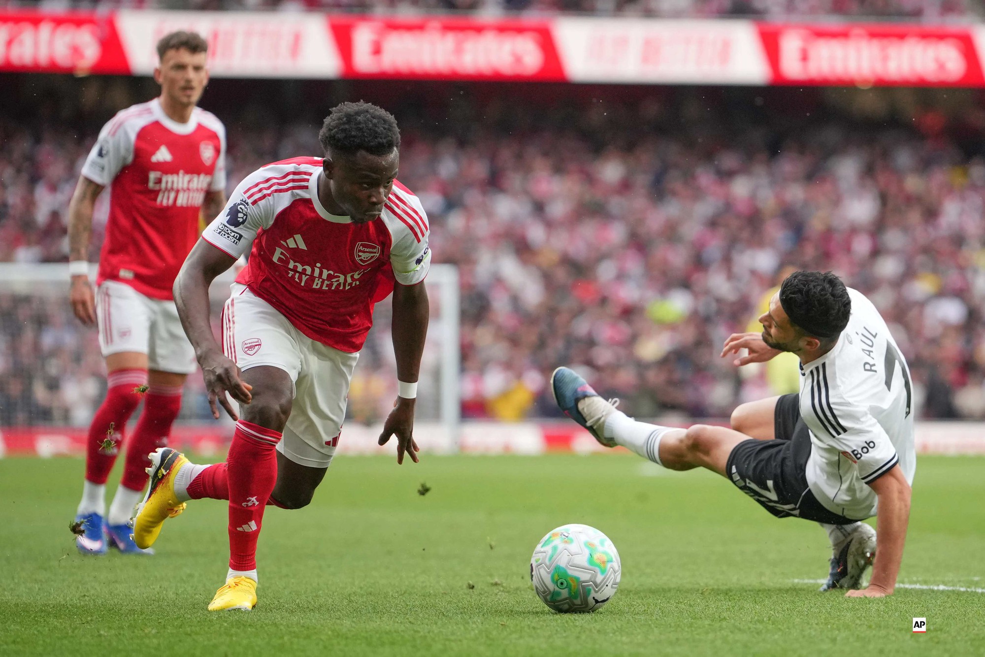 Saka e Ben White reunidos: Arsenal pode fazer história pela direita