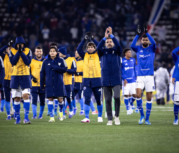 Jogadores do Cruzeiro e Artur Jorge pedem os aplausos da torcida cruzeirense no Chile. Foto: Gustavo Aleixo/Cruzeiro.