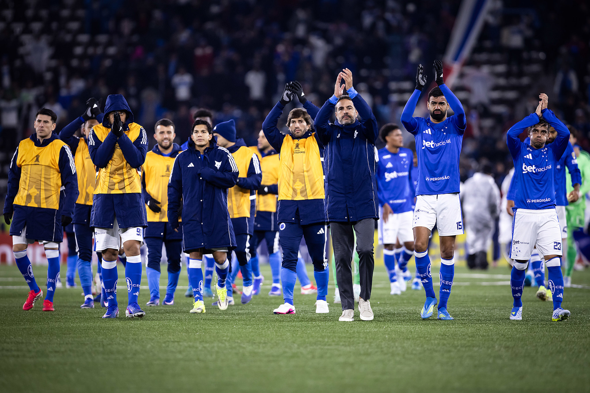 Jogadores do Cruzeiro e Artur Jorge pedem os aplausos da torcida cruzeirense no Chile. Foto: Gustavo Aleixo/Cruzeiro.