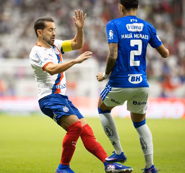 Everton Ribeiro e Kauã Moraes disputam espaço. Foto: Catarina Brandão/EC Bahia
