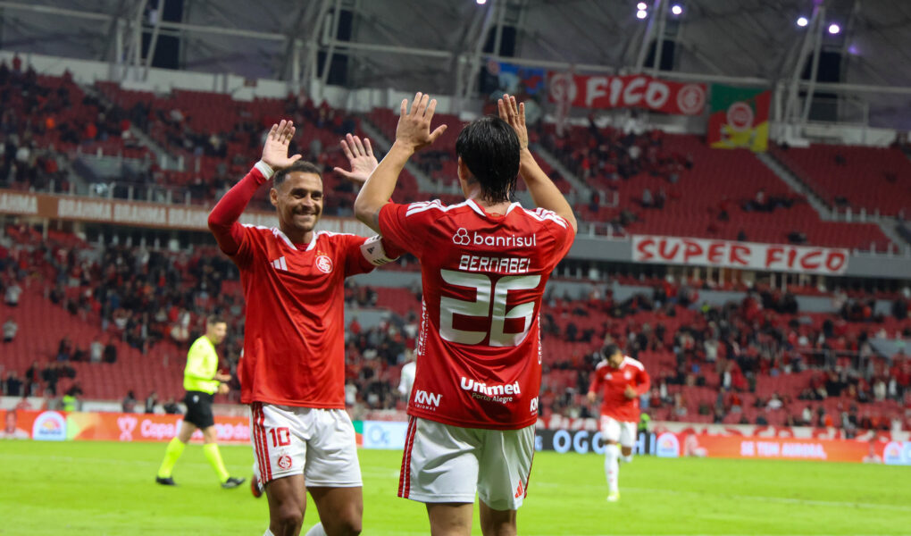 Alan Patrick comemora Bernabei, autor de um dos gols do Internacional contra o Athletic.