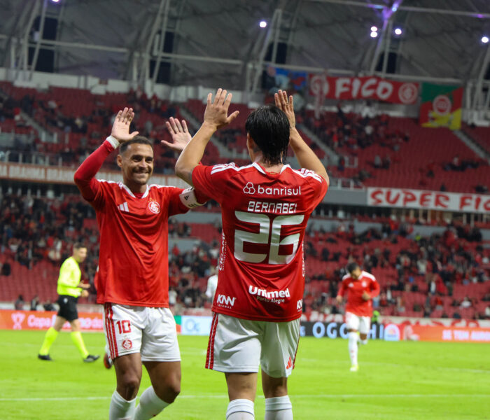 Alan Patrick comemora Bernabei, autor de um dos gols do Internacional contra o Athletic.