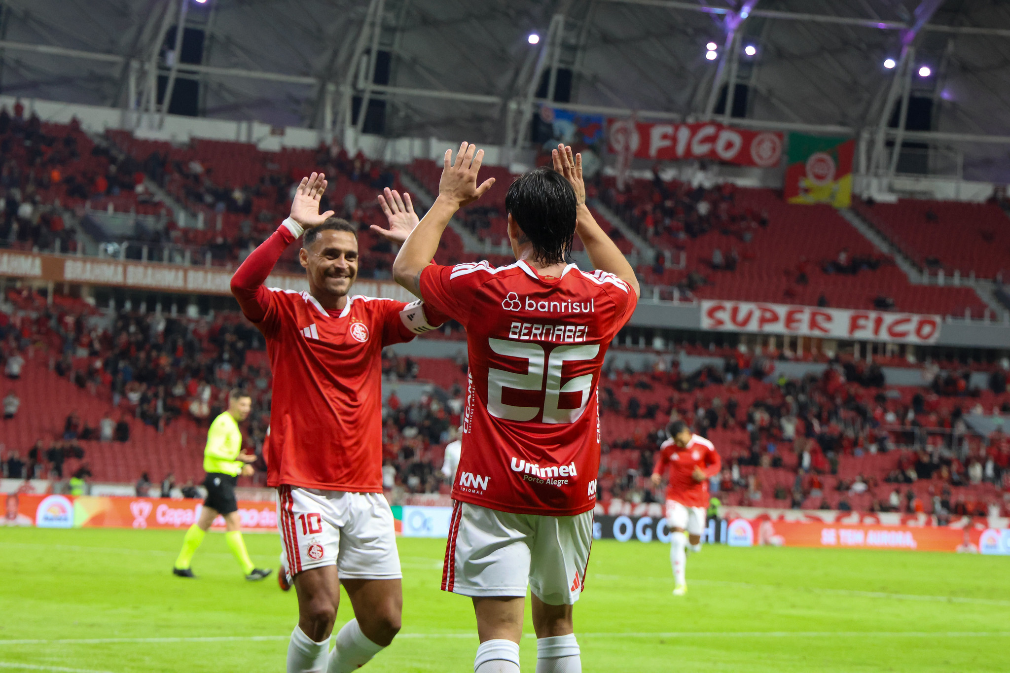 Alan Patrick comemora Bernabei, autor de um dos gols do Internacional contra o Athletic.