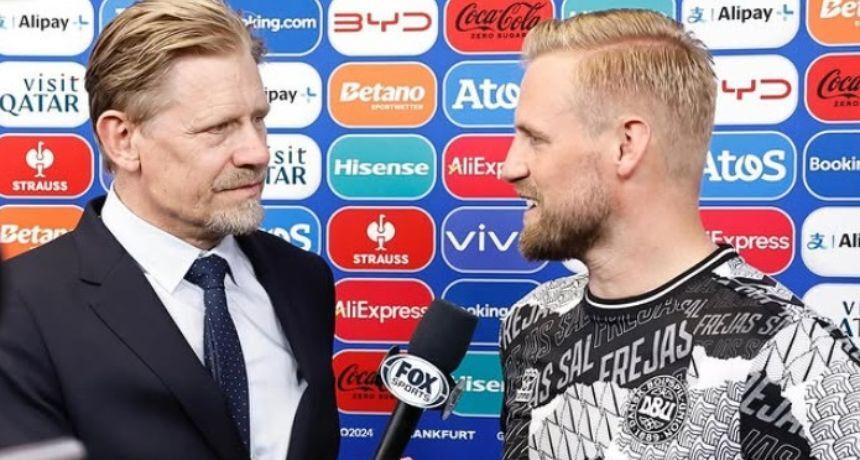 Kasper Schmeichel sendo entrevistado pelo próprio pai, Peter, após a partida da Dinamarca. Foto: Reprodução/Daily Sports