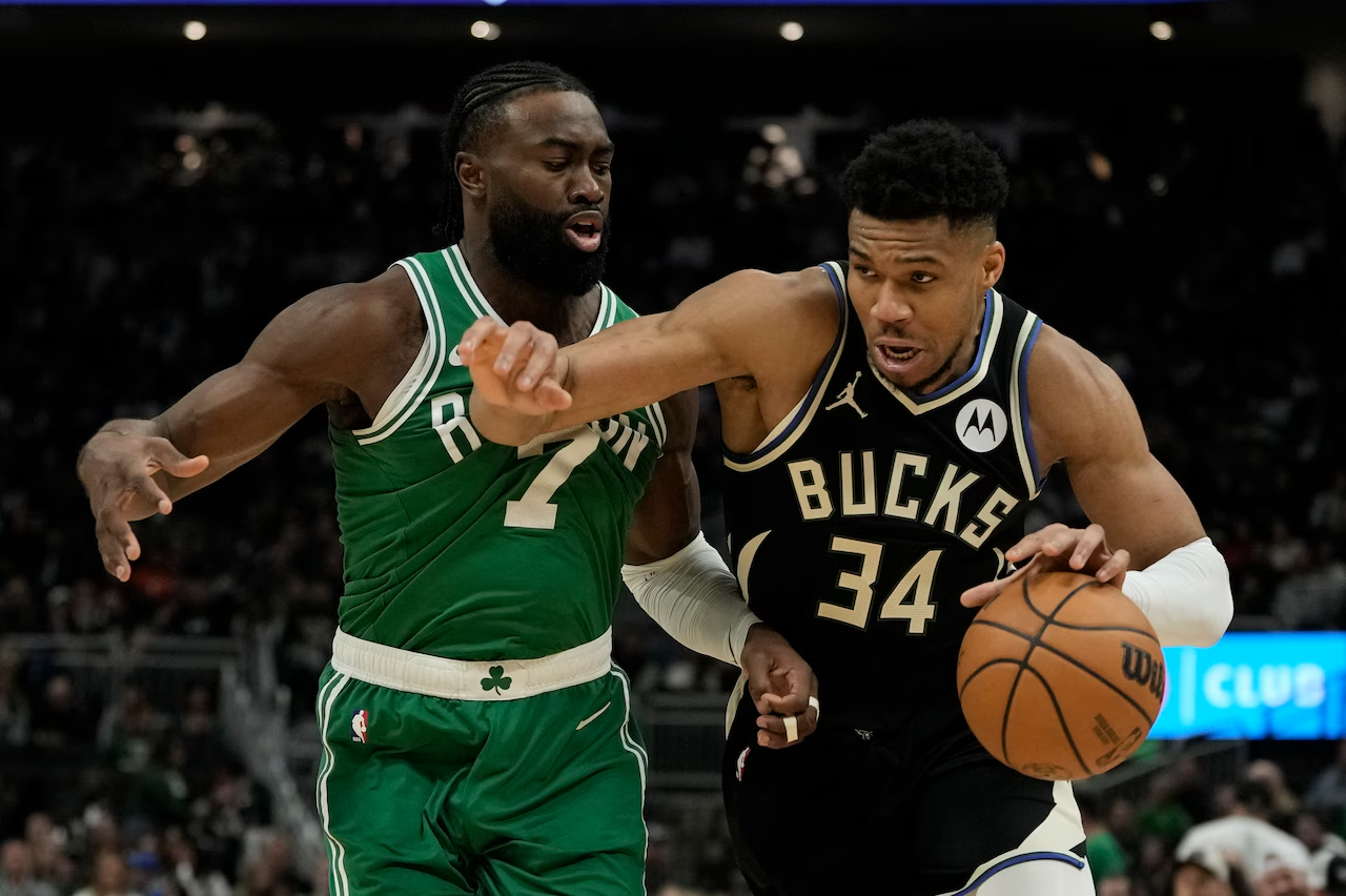 Jaylen Brown e Giannis Antetokounmpo (Foto: AP Photo/Morry Gash)
