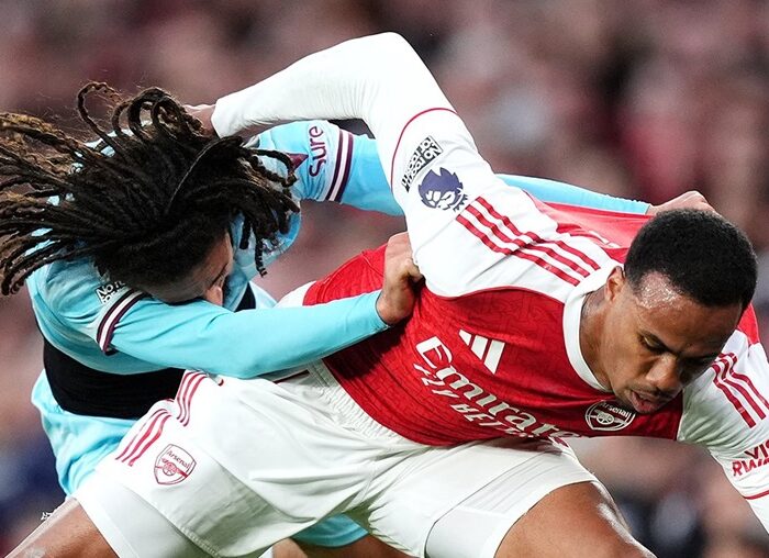 Arsenal vence Burnley e coloca uma mão na taça da Premier League