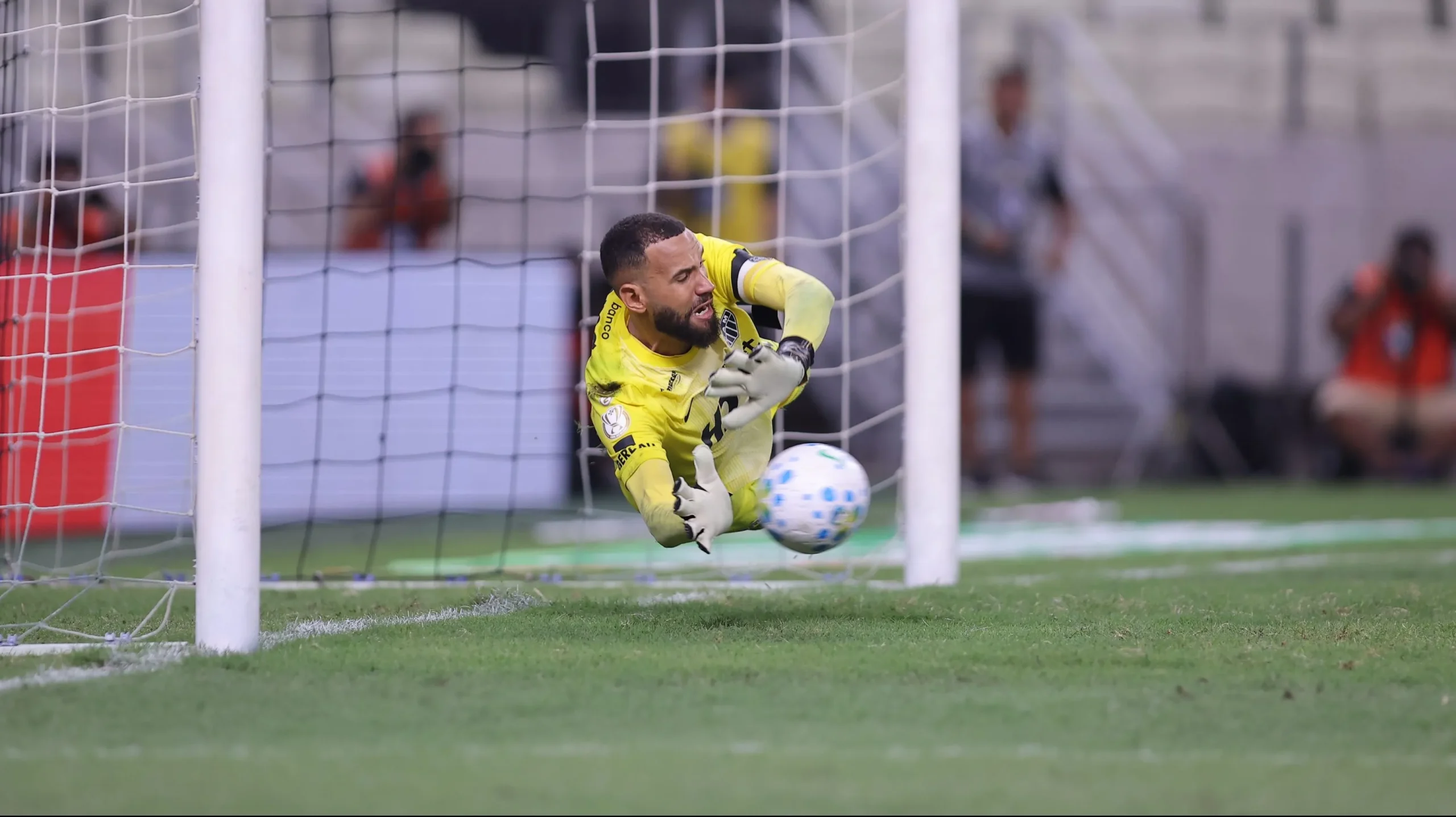 Éverson brilha de novo no Galo: Por que ele não é convocado?