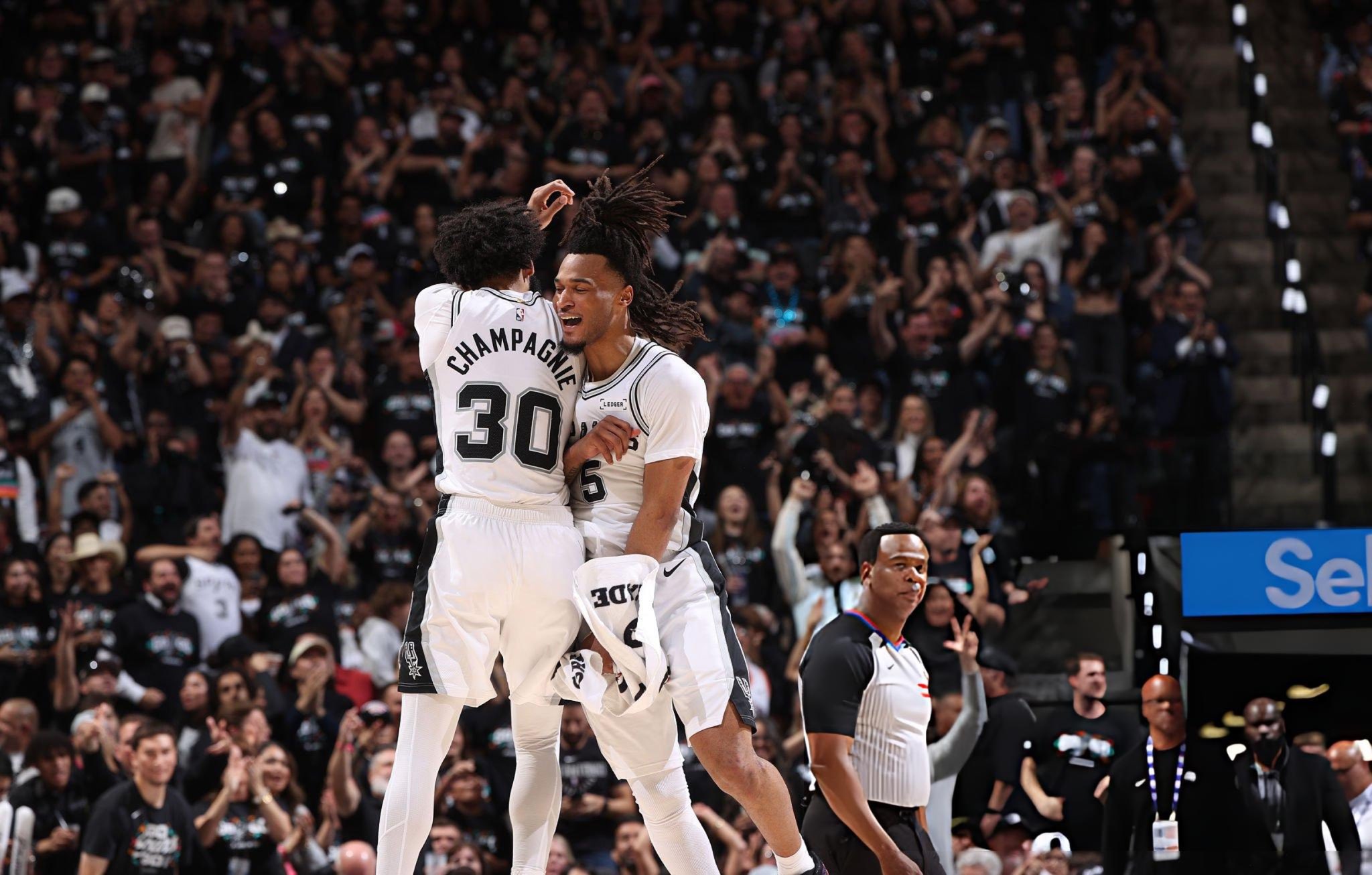 Spurs massacram Wolves por 133 a 95 e empatam a série