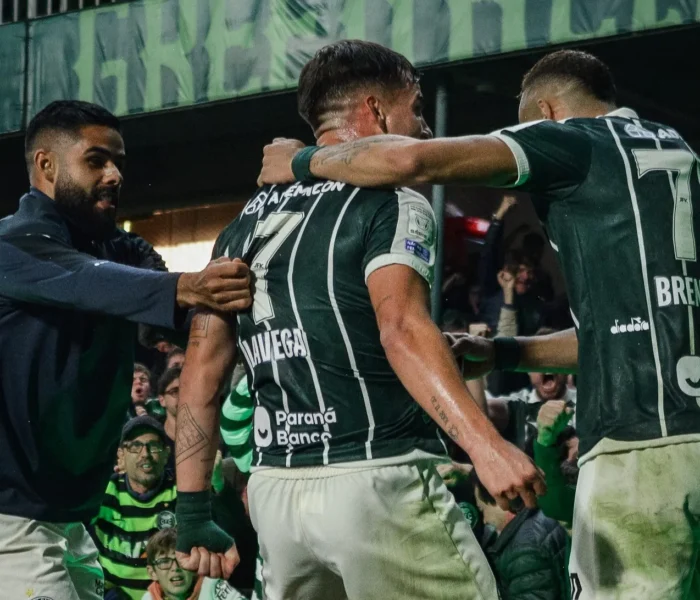 Coritiba comemora gol contra Bahia