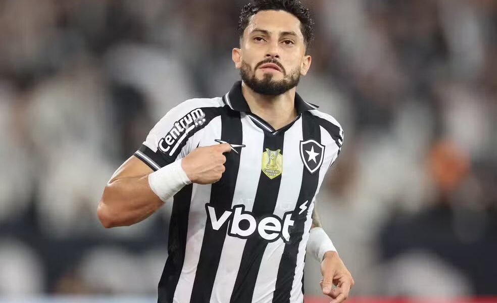 Alex Telles quer vaga com Ancelotti