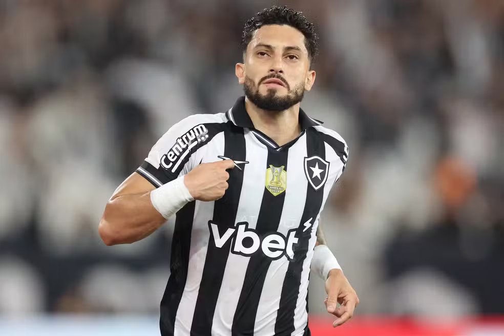Alex Telles quer vaga com Ancelotti