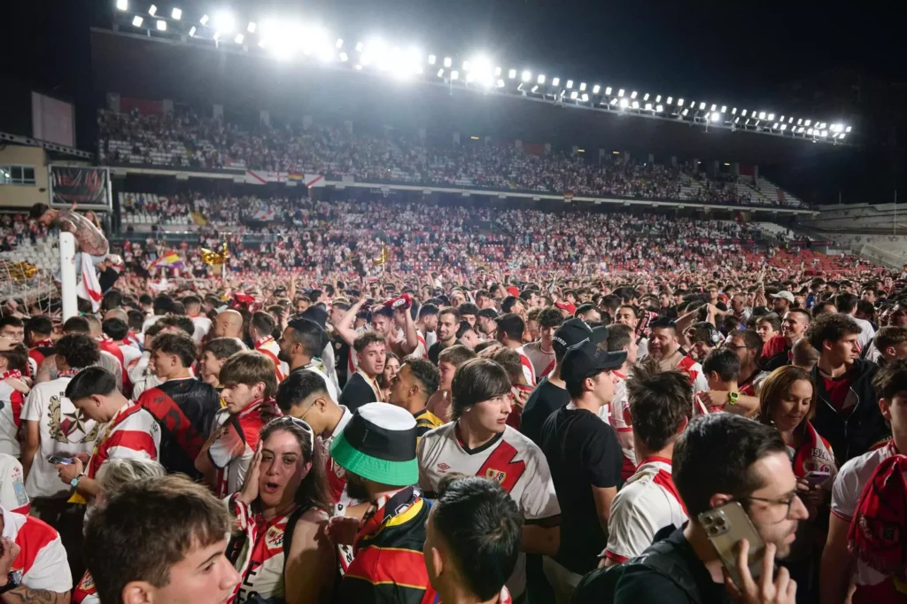 No meio do ano passado, os adeptos do Rayo comemoravam a classificação do clube para a Conference League. Foto: Reprodução/Rayo Vallecano.