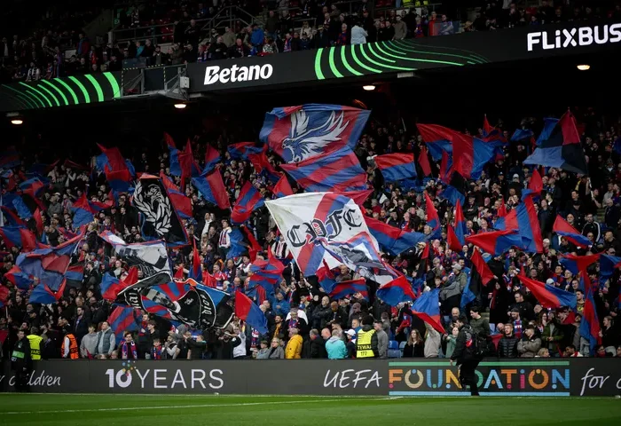 Torcida do Crystal Palace vibra a classificação para a final da Conference League. Foto: Reprodução/Crystal Palace FC.