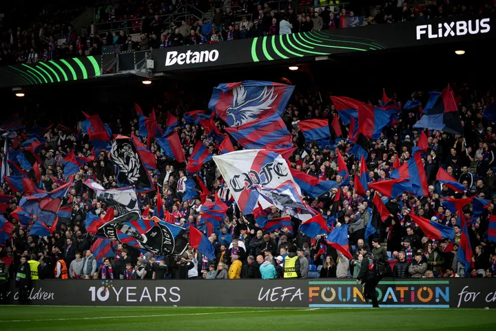 Torcida do Crystal Palace vibra a classificação para a final da Conference League. Foto: Reprodução/Crystal Palace FC.