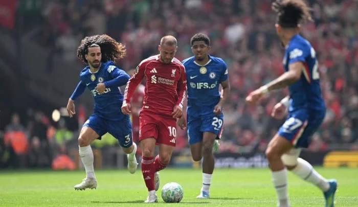 Camisa 10 do Liverpool, Mac Allister tenta escapar da marcação de três jogadores do Chelsea. Foto: Reprodução/Liverpool FC