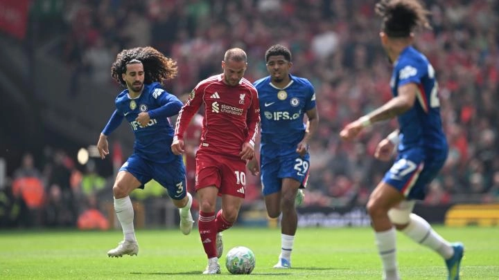 Camisa 10 do Liverpool, Mac Allister tenta escapar da marcação de três jogadores do Chelsea. Foto: Reprodução/Liverpool FC