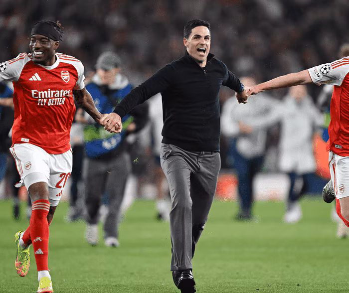 Mikel Arteta comemora com seus comandados a classificação do Arsenal para a final da Champions League. Foto: Divulgação/Arsenal FC