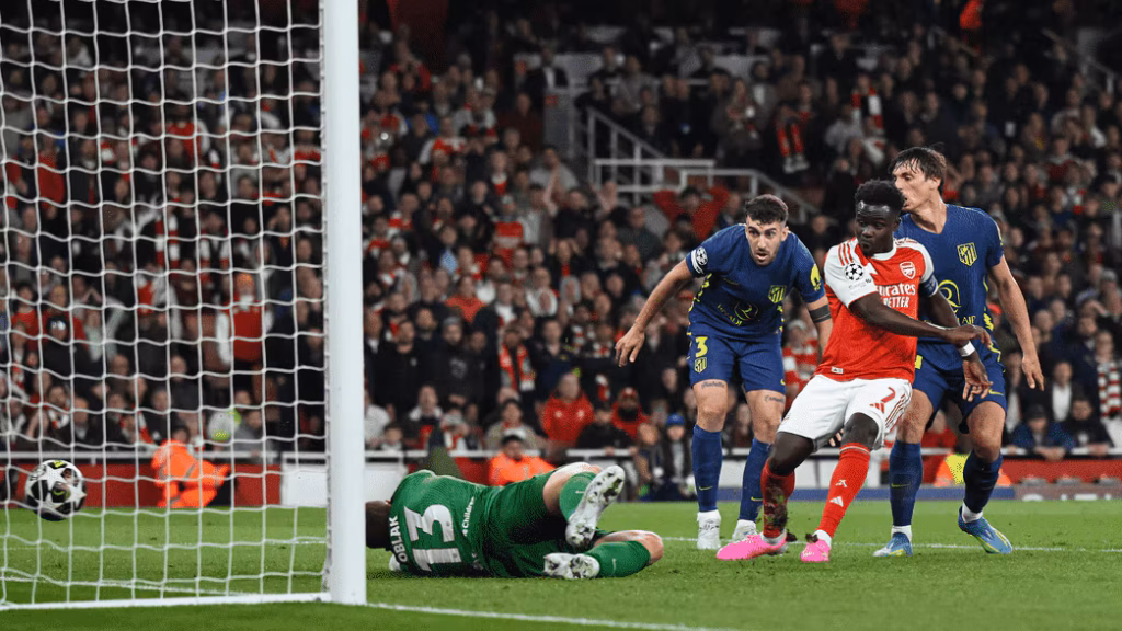 Saka pegou o rebote de Oblak para marcar o gol da classificação do Arsenal para a final da Champions League. Foto: Divulgação/Arsenal FC