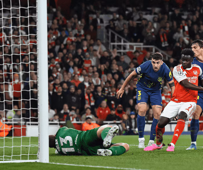 Saka pegou o rebote de Oblak para marcar o gol da classificação do Arsenal para a final da Champions League. Foto: Divulgação/Arsenal FC
