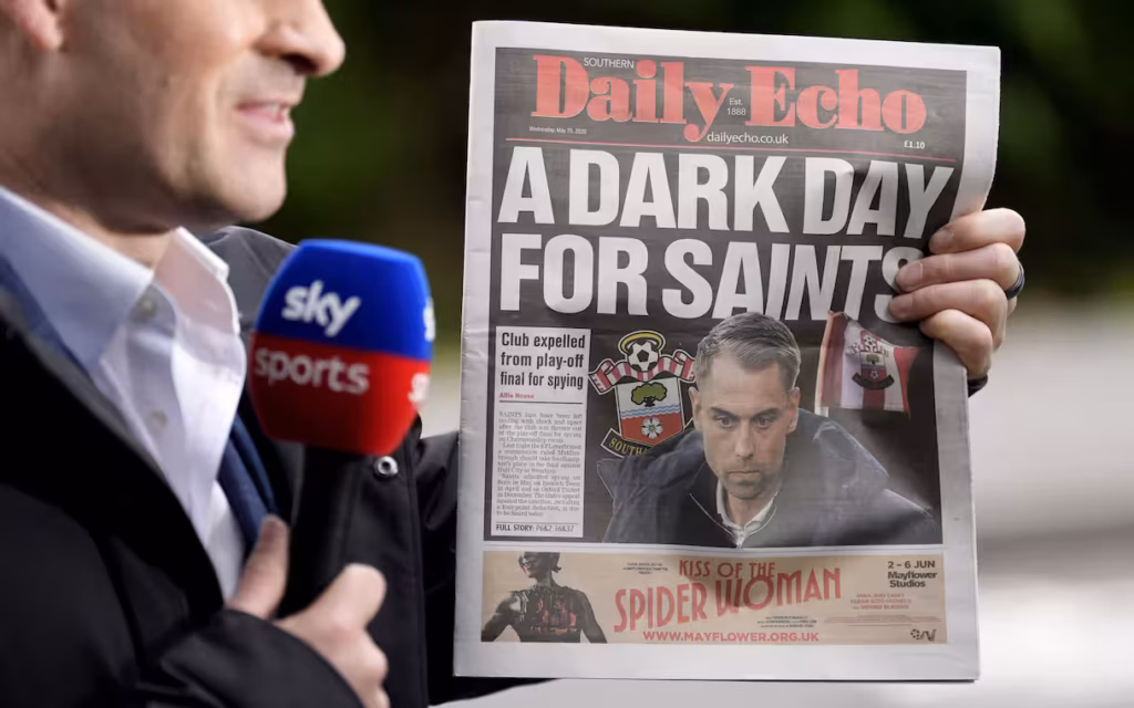 Jornalista da Sky Sports exibe capa do jornal "Daily Echo". A manchete estampa o Spygate do Southampton.