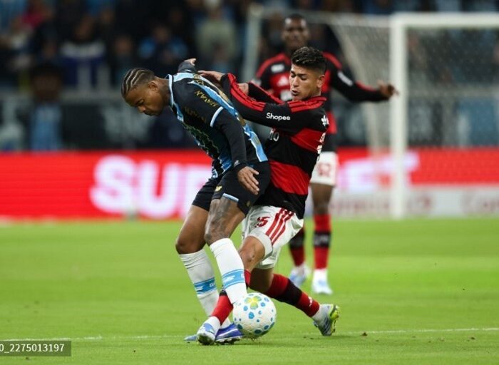 Carrascal, autor do gol da vitória rubro-negra na Arena do Grêmio, vai a caça de Caio Paulista. Foto: Pedro H. Tesch/Getty Images via AFP.