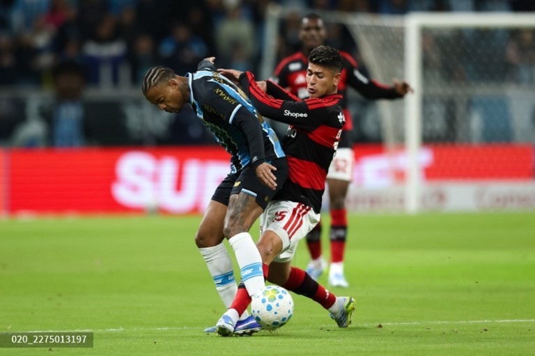 Carrascal, autor do gol da vitória rubro-negra na Arena do Grêmio, vai a caça de Caio Paulista. Foto: Pedro H. Tesch/Getty Images via AFP.