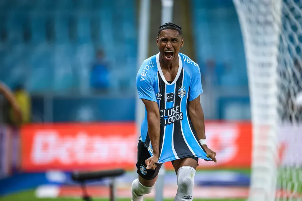 Tetê comemora o primeiro gol dele pelo Grêmio, contra o Botafogo. Foi o primeiro dele como profissional pelo clube que o revelou. Foto: Lucas Uebel/Grêmio.