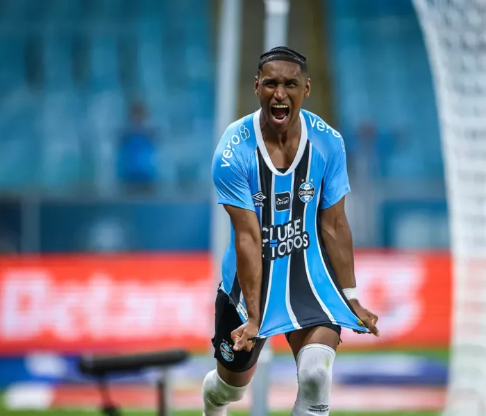 Tetê comemora o primeiro gol dele pelo Grêmio, contra o Botafogo. Foi o primeiro dele como profissional pelo clube que o revelou. Foto: Lucas Uebel/Grêmio.