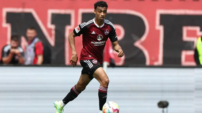 Nathaniel Brown, Nuremberg, Bundesliga. Foto: Daniel Karmann/dpa