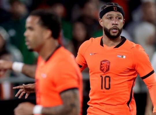 Memphis durante jogo da Holanda contra a Argélia