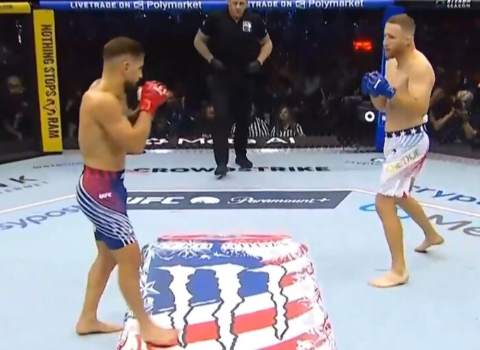 Topuria e Gaethje disputando o cinturão do peso-leve