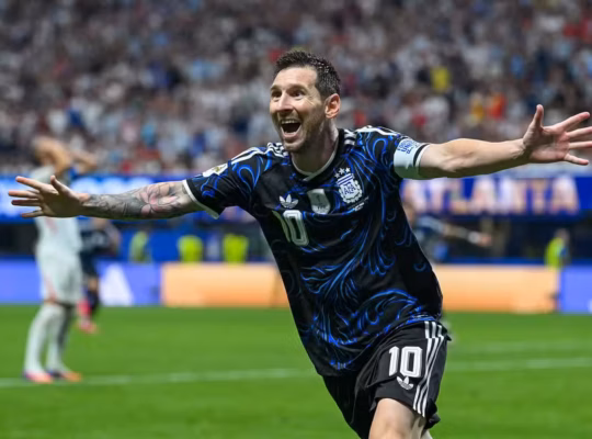 Messi comemora gol de Lautaro Martinez contra a Inglaterra