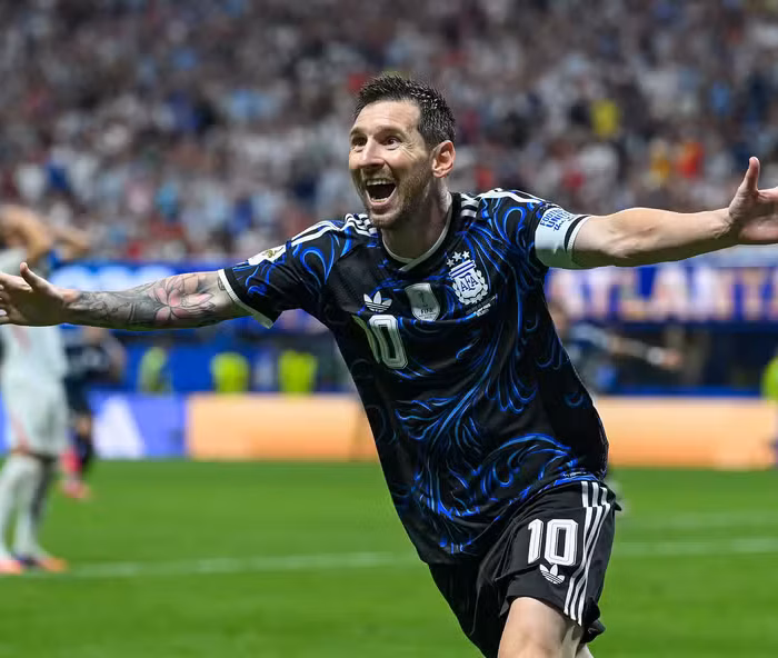 Messi comemora gol de Lautaro Martinez contra a Inglaterra