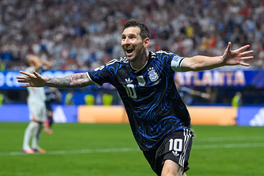 Messi comemora gol de Lautaro Martinez contra a Inglaterra