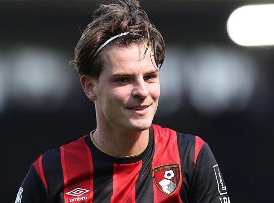 Alex Scot, atua pelo Bournemouth