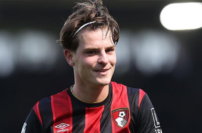 Alex Scot, atua pelo Bournemouth