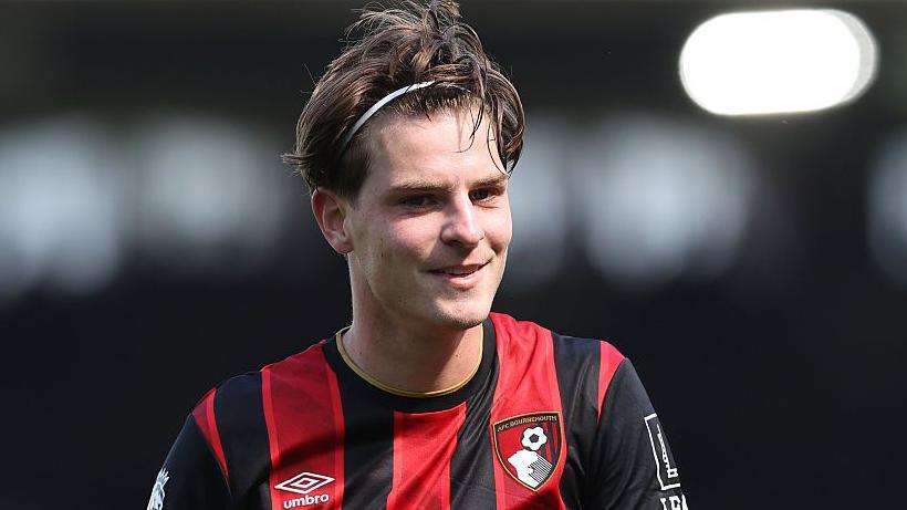 Alex Scot, atua pelo Bournemouth
