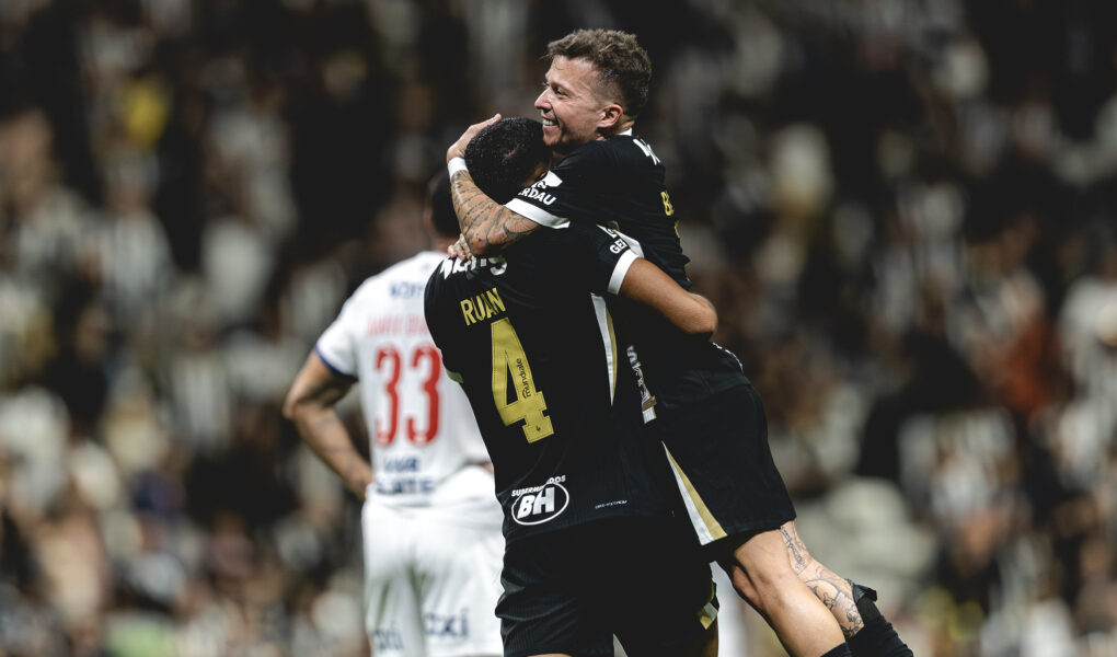 Ruan Tressoldi e Bernard, Atlético-MG x Bahia, Brasileirão 2026. Foto: Pedro Souza/Atlético