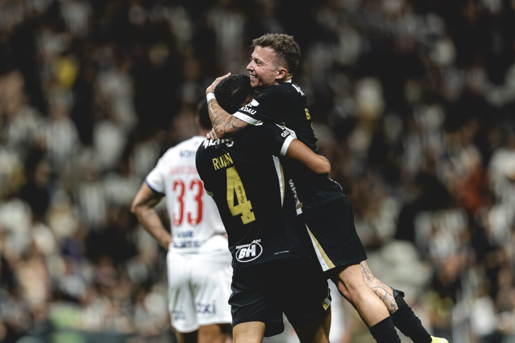 Ruan Tressoldi e Bernard, Atlético-MG x Bahia, Brasileirão 2026. Foto: Pedro Souza/Atlético