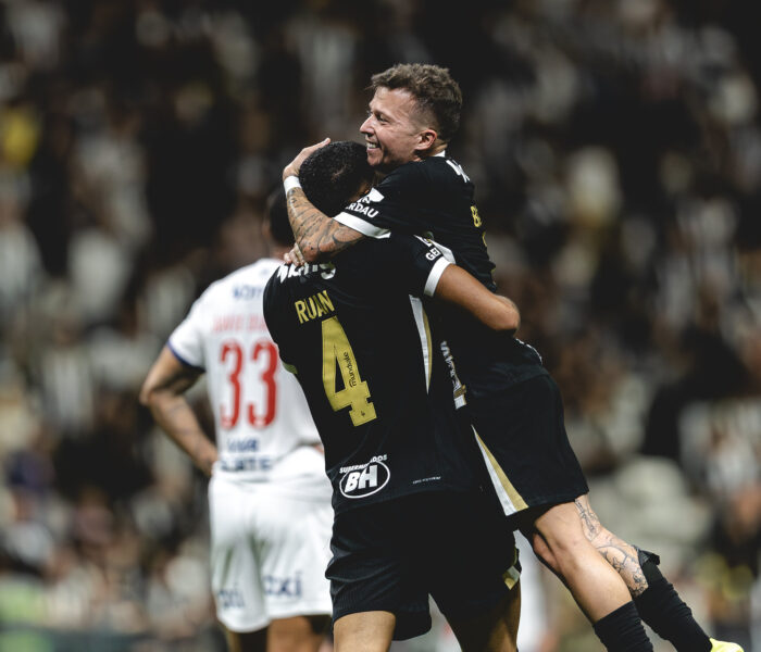 Ruan Tressoldi e Bernard, Atlético-MG x Bahia, Brasileirão 2026. Foto: Pedro Souza/Atlético