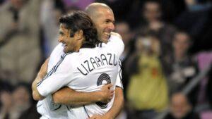 Zinedine Zidane e Lizarazu se abraçando