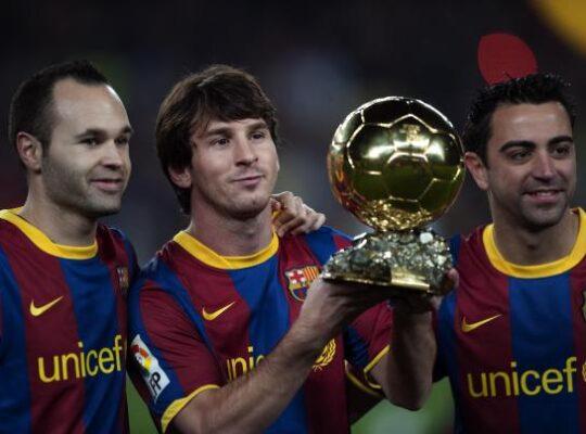 Iniesta, Messi, Xavi, Barcelona. Foto: Reprodução/Claudio Chaves/Mundo Deportivo.